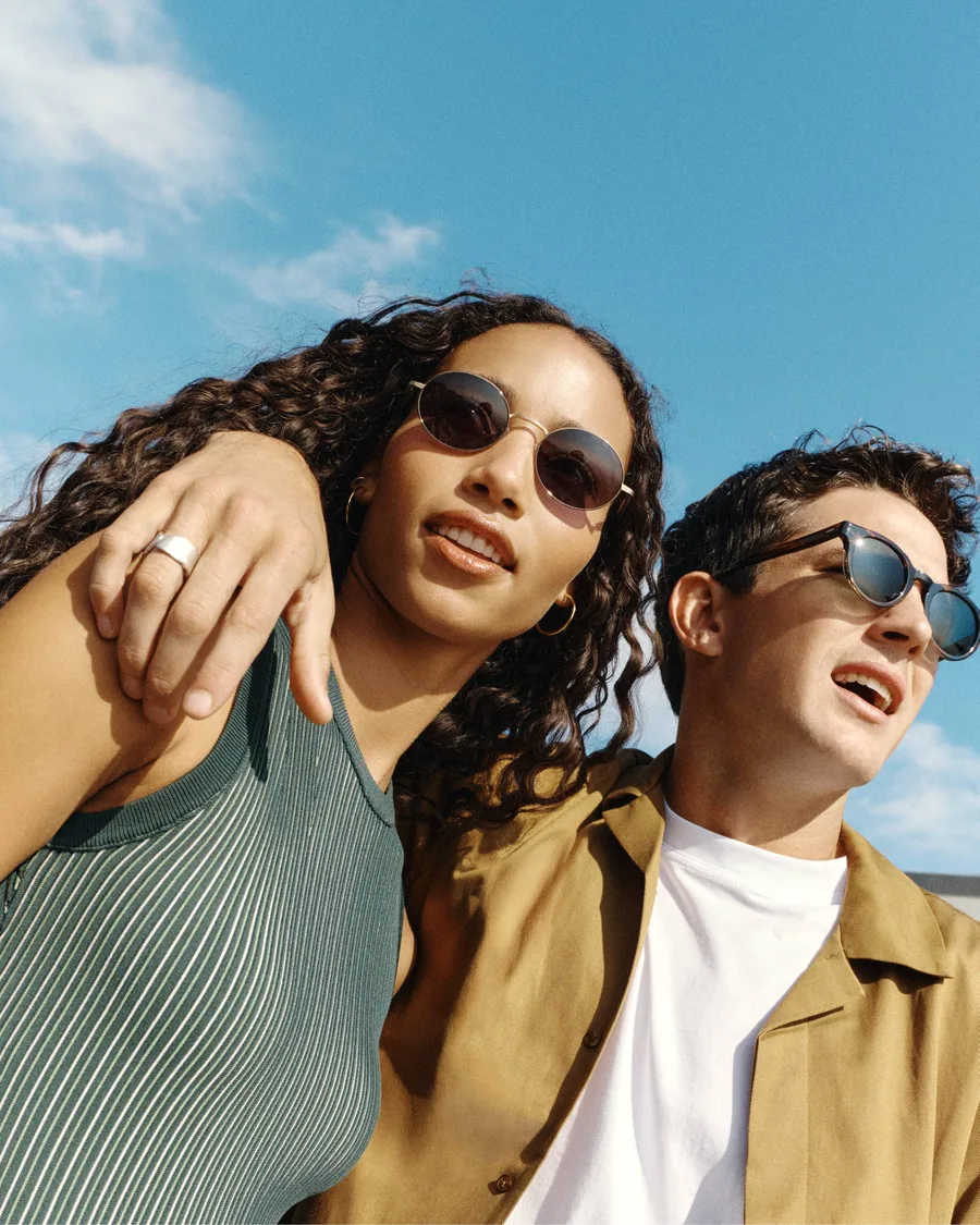 Couple portant des lunettes de soleil