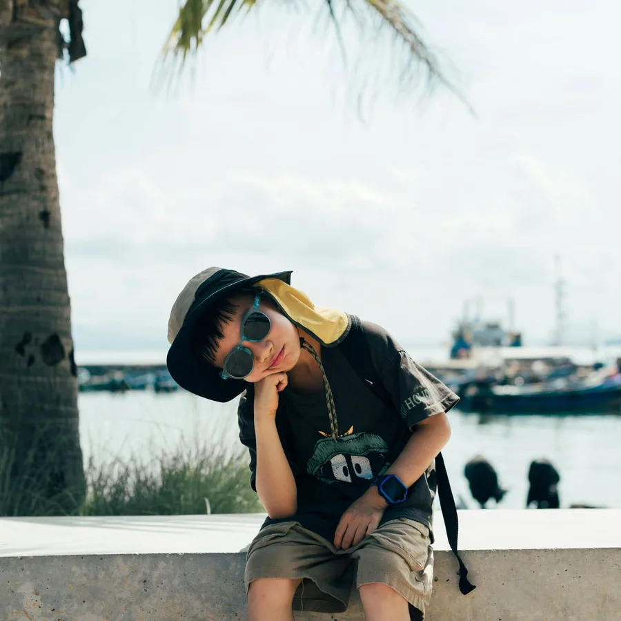 Enfant portant des lunettes de soleil